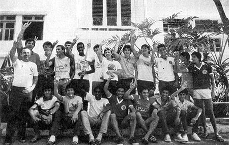 Em 1985, Aldo precisou de uma autorização judicial para viajar pela seleção brasileira sub-17, pois tinha apenas 16 anos; abaixo, a concentração no Rio de Janeiro, em foto publicada pela revista “Placar”