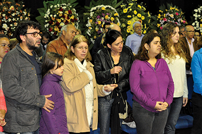 Cecília e filhos, durante o velório de Umberto em Santa Cruz, em abril