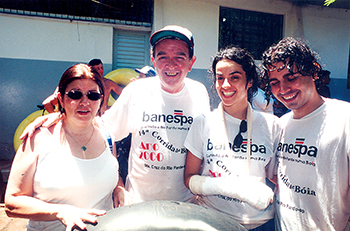 Cecília Umberto e filhos durante a tradicional “Corrida de Bóia” em 2000