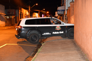 Viatura policial chega ao plantão levando Conceição Feitosa