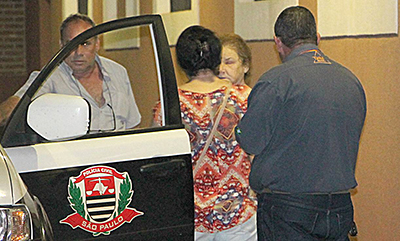 DESPEDIDA — Filha de Conceição se despede da mãe minutos antes da aposentada seguir para o presídio