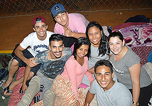 Grupos de universitários amigos passaram a noite no ginásio conversando
