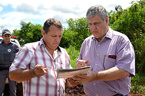 O secretário municipal Luciano Massoca assina ordem de interdição do aterro