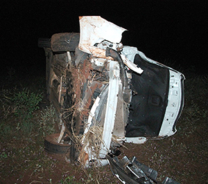 Depois de capotar várias vezes, o carro parou no mato
