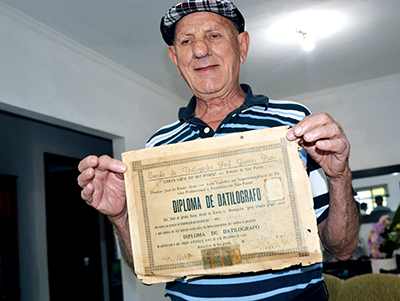 Célio Pinhata exibe o diploma de datilógrafo, cujo curso foi em 1952