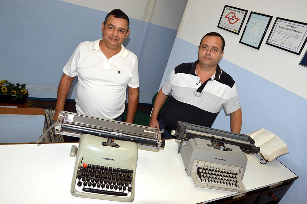 Otávio e Flávio usam as velhas máquinas de escrever até hoje 