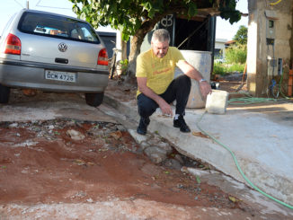 DESCASO — Sem conserto, buraco aumentou nos últimos dias e, inclusive, deixou um caminhão encalhado; o veículo foi retirado por um trator