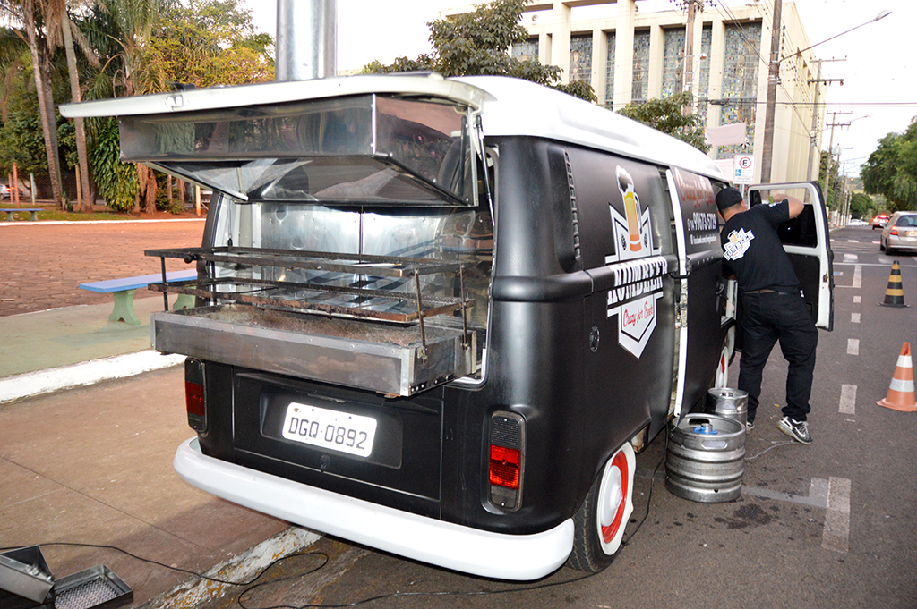 Família transforma Kombi em um ‘barril de chope’ ambulante