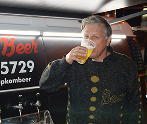 O colaborador Toko Degaspari experimenta o chope da "kombeer"