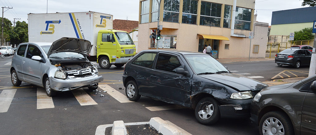 Acidente aconteceu na esquina da avenida Tiradentes com a rua Marechal Bitencourt