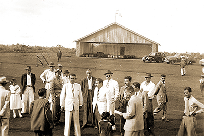Políticos aguardam o DC-3 da Vasp no aeroporto de Santa Cruz do Rio Pardo, na década de 1950