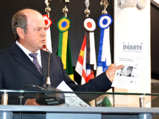 Na tribuna da Câmara, Pinhata exibe reportagem do jornal sobre buracos