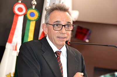 Leandro Logullo faz discurso de agradecimento na tribuna da Câmara