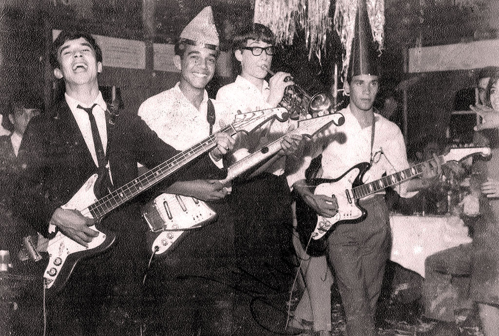 “TEMPOS DO IÊ-IÊ-IÊ” — João (esquerda) e os amigos que integravam “Os Versáteis”, grupo que se apresentava na televisão nos anos 1960 e 1970