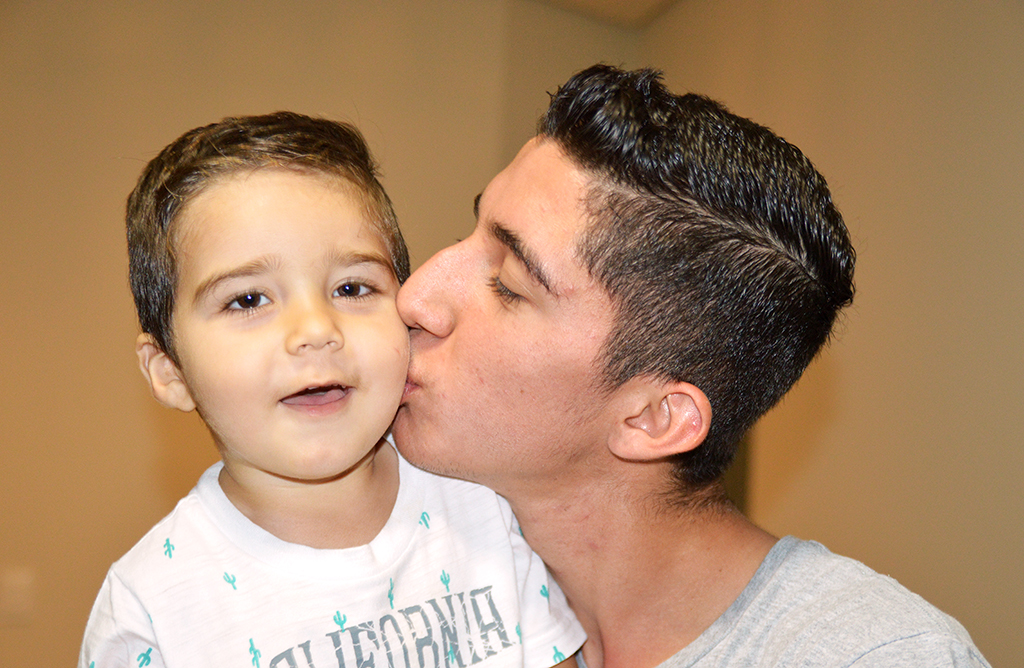 Gabriel, pai aos 16 anos, diz que "baba" pelo filho Luiz Otávio