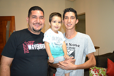 FELICIDADE — O garotinho Luiz Otávio, entre o avô “Nenê”, 39, e o pai Gabriel Alves de Mira, 18