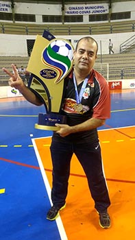 Domingos foi várias vezes campeão coordenando o time de futsal feminino de Santa Cruz