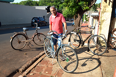 "Pernalonga" e suas bicicletas antigas, algumas com placas