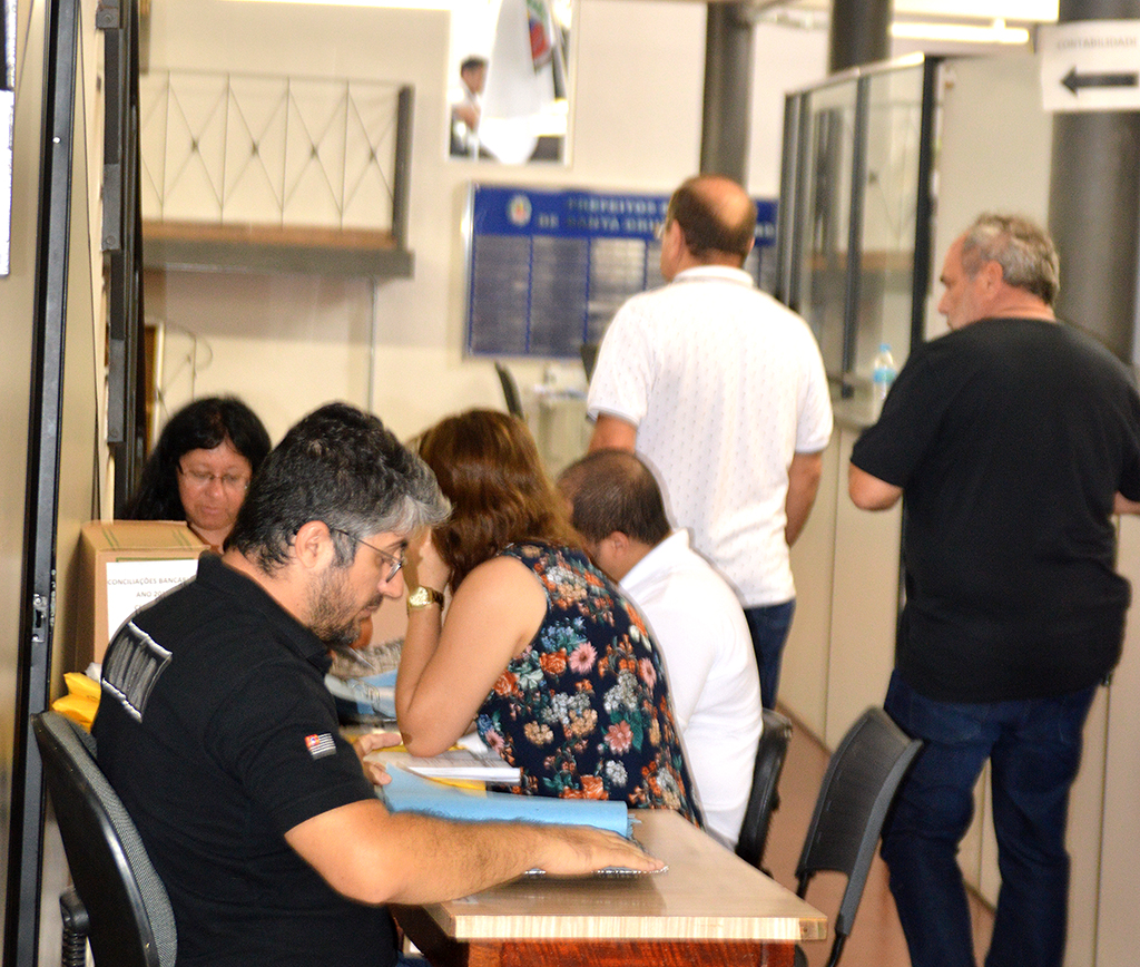 Policiais improvisaram mesas nos corredores da prefeitura para analisarem milhares de documentos