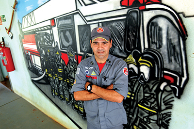 Simili desenhou vários painéis no quartel dos bombeiros de Santa Cruz