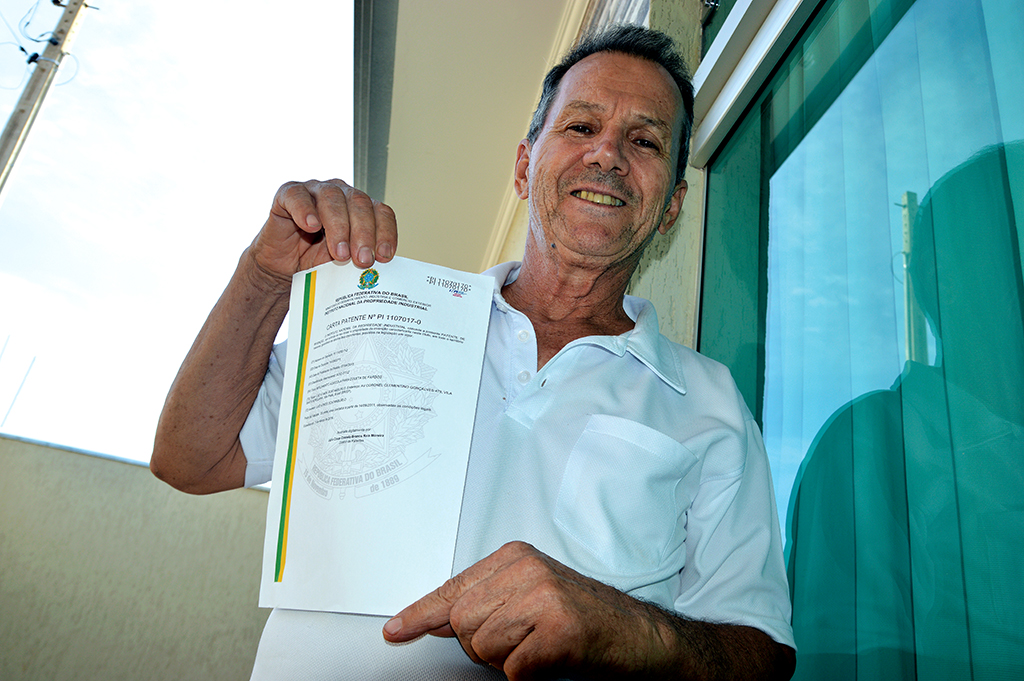 Luiz Ataíde Scatamburlo mostra a patente da máquina que inventou