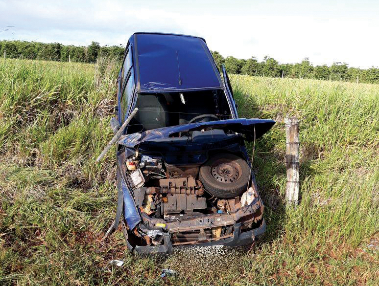 Buracos causam acidente em vicinal
