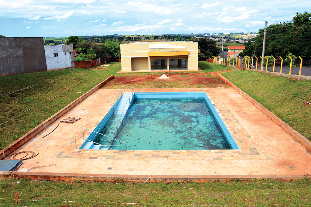 Piscina de CCI inacabado tem água ‘podre’
