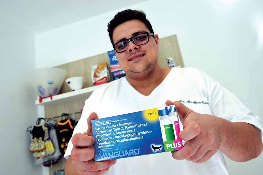 PREVENÇÃO — Matheus mostra vacina importada contra cinomose