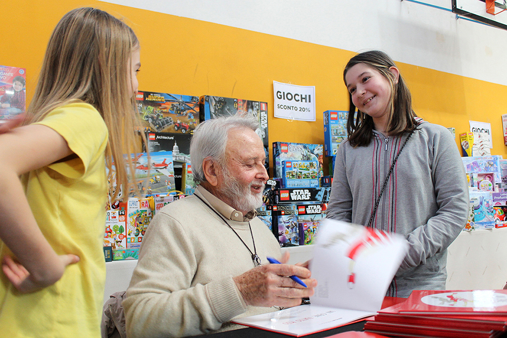 Plínio Rigon expõe livro em feira na Itália