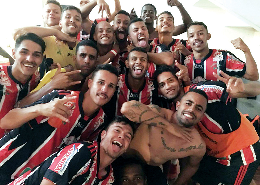 Esportiva vence e já é líder