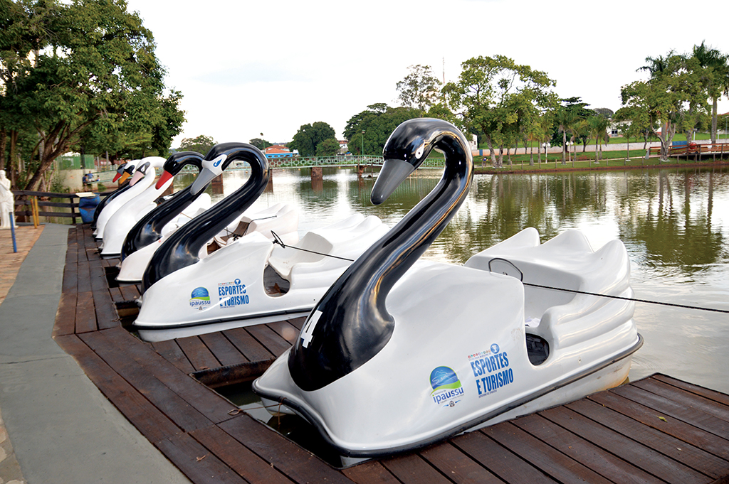 De olho no turismo, Ipaussu reinaugura pedalinho no lago