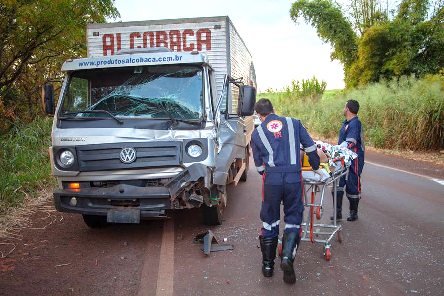 Acidente ‘triplo’ feriu três homens na rodovia SP-225
