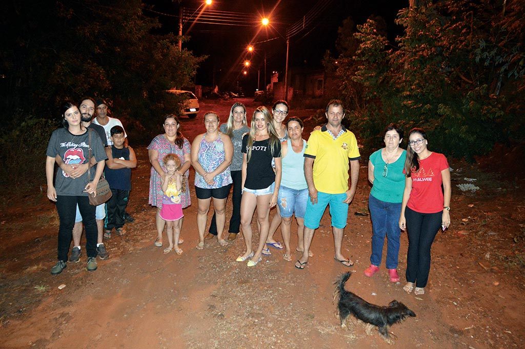 Rua sem asfalto causa revolta dos moradores