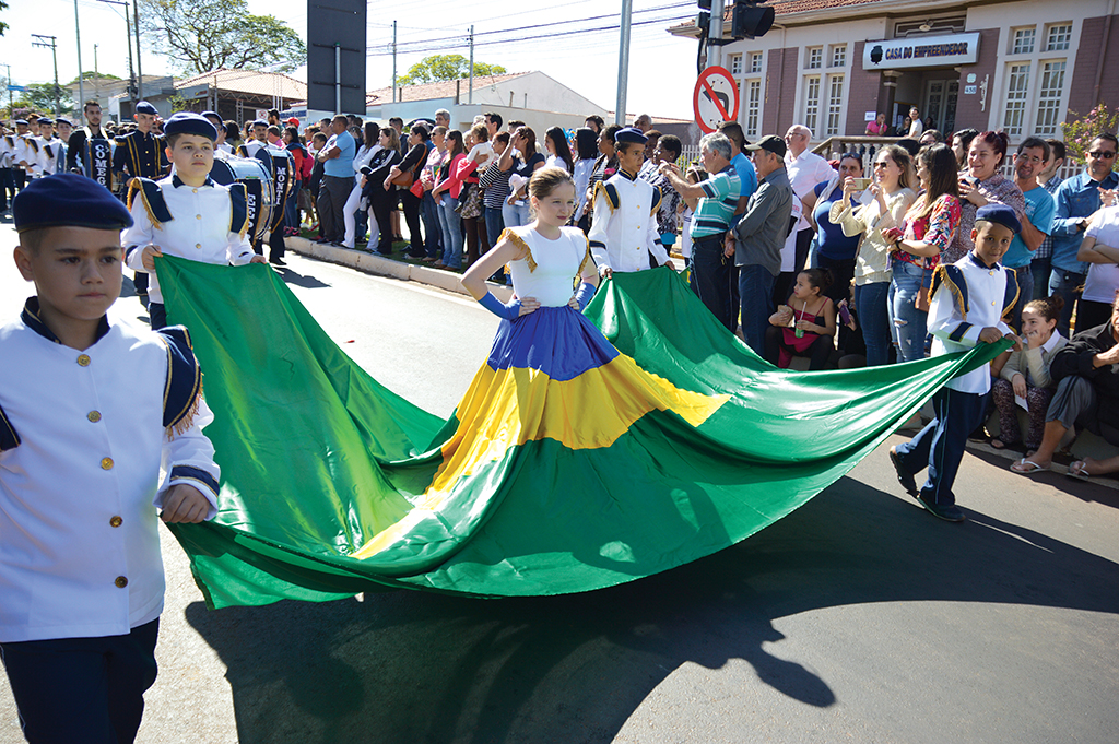 Desfile reuniu milhares na avenida Tiradentes (veja dezenas de fotos)