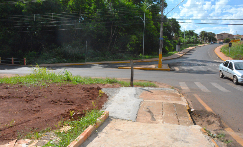 Diego conserta buraco 'esquecido' por Otacílio