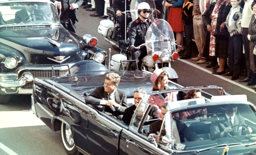 Connally, que sobreviveu aos tiros no atentado contra Kennedy, assinou título de cidadão a professor de Santa Cruz