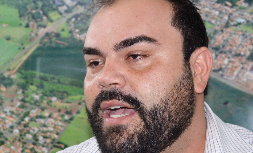 Prefeito exige desculpas, mas teme debandada eleitoral de diretor da Codesan com demissão