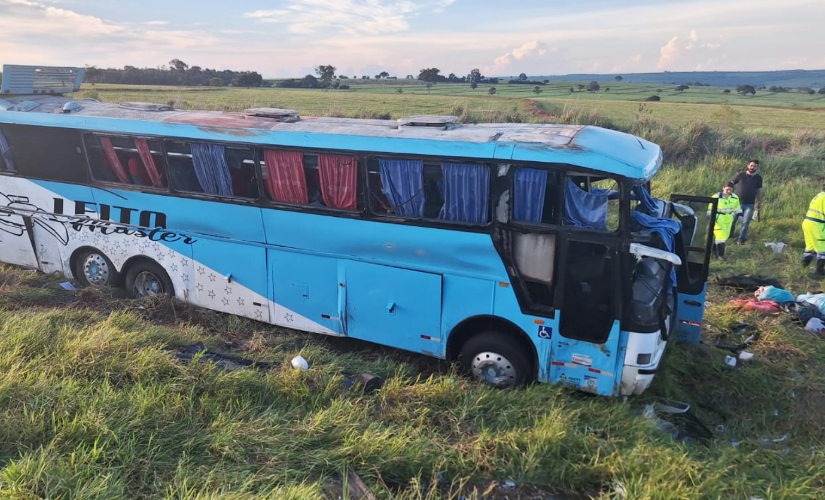 Ônibus capota no final da Castelo Branco e fere 15 pessoas, duas em estado grave