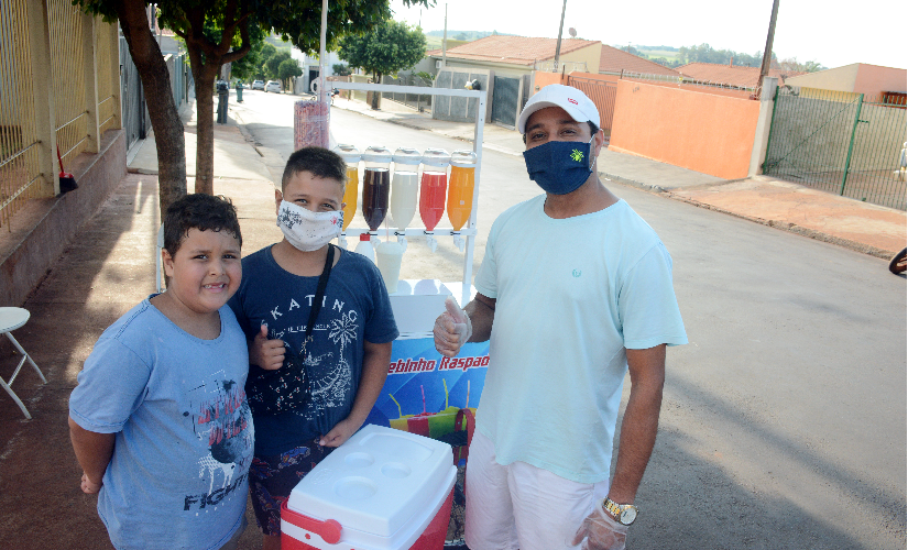 Com ajuda do filho, pai vende raspadinha para complementar renda durante a pandemia