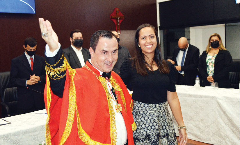 Poeta recebe o título de comendador da Câmara