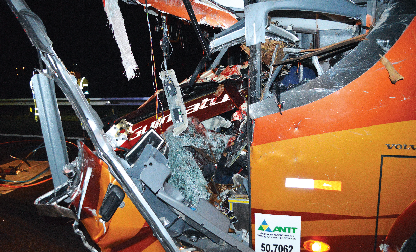 Motorista de ônibus morre em acidente grave na SP-327