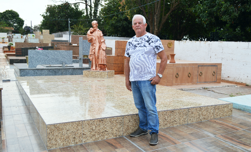 Voluntário, aposentado reforma um jazigo do Asilo São Vicente