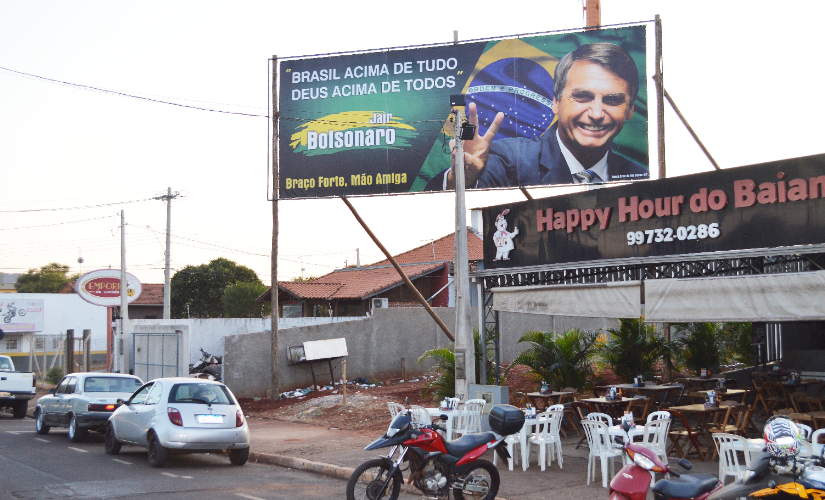 Propaganda de Bolsonaro em outdoor é ilegal e deve provocar multas superiores a R$ 15 mil