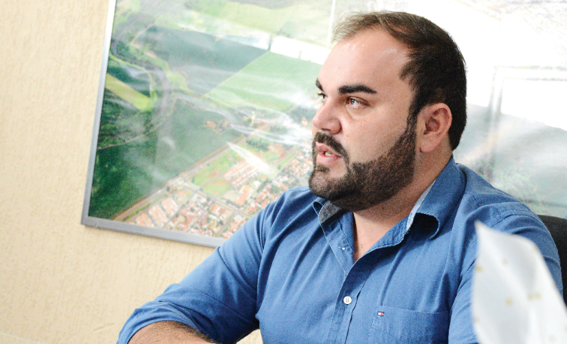 Após denúncias, prefeito suspende concurso público