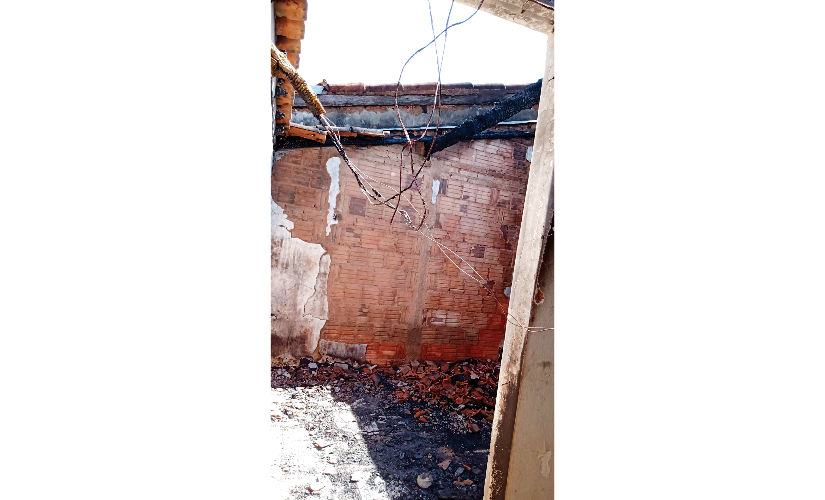 Incêndio destrói casa em Bernardino e família pede ajuda