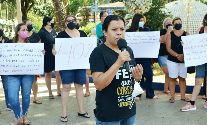 Com demissão iminente, agentes protestam  na prefeitura, mas governo não vê solução
