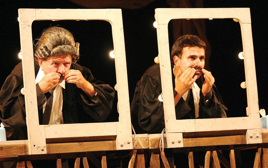 No teatro em “Avesso”, com o filho Beto Magnani,