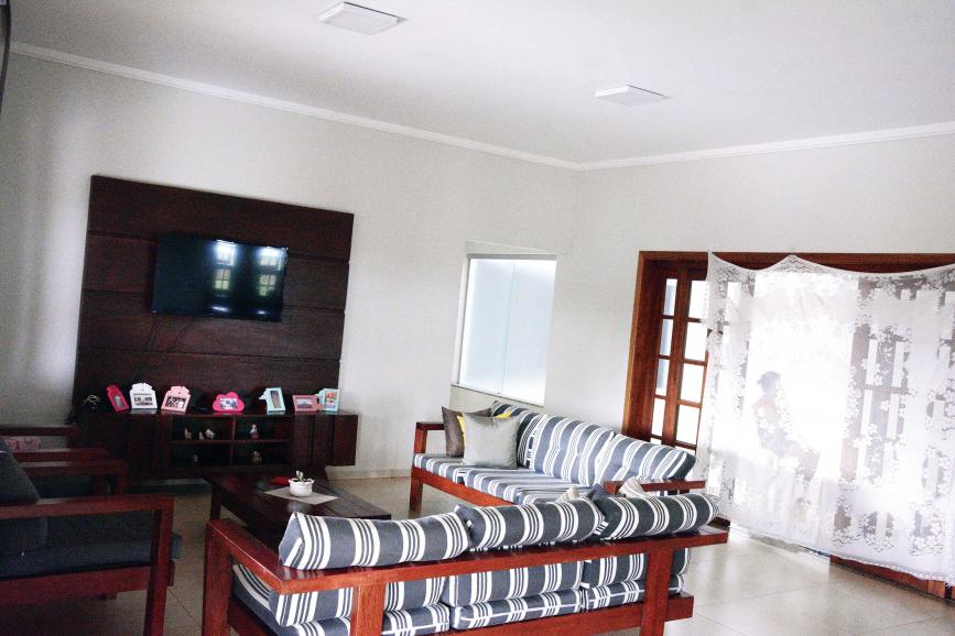 Uma confortável sala na segunda casa serve para abrigar as mulheres da organização