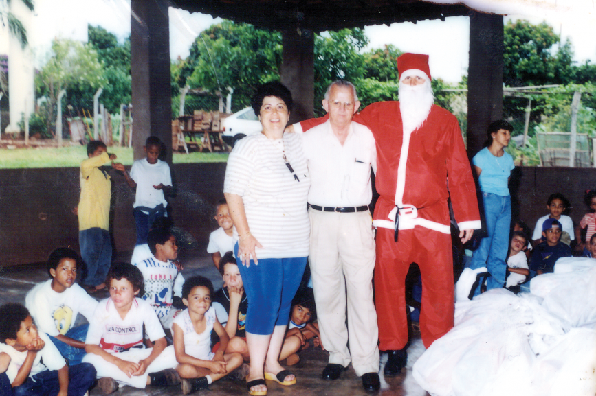 Ângela Sato e o frei Francisco Pessuto durante celebração natalina às crianças do Centro Social nos anos 1990