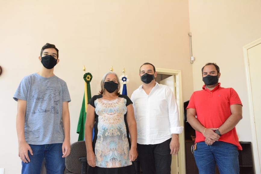 Ao lado da família e do vice-prefeito Filipe (à direita), Burguinha reassume mandato